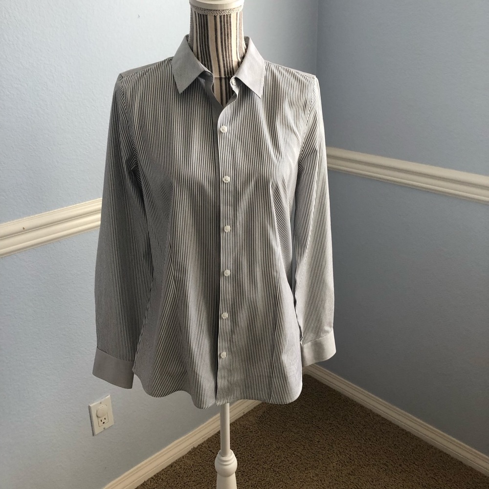 The limited shirt black and white size Medium